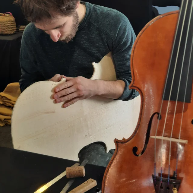 Démonstration de rabot. Lutherie violon